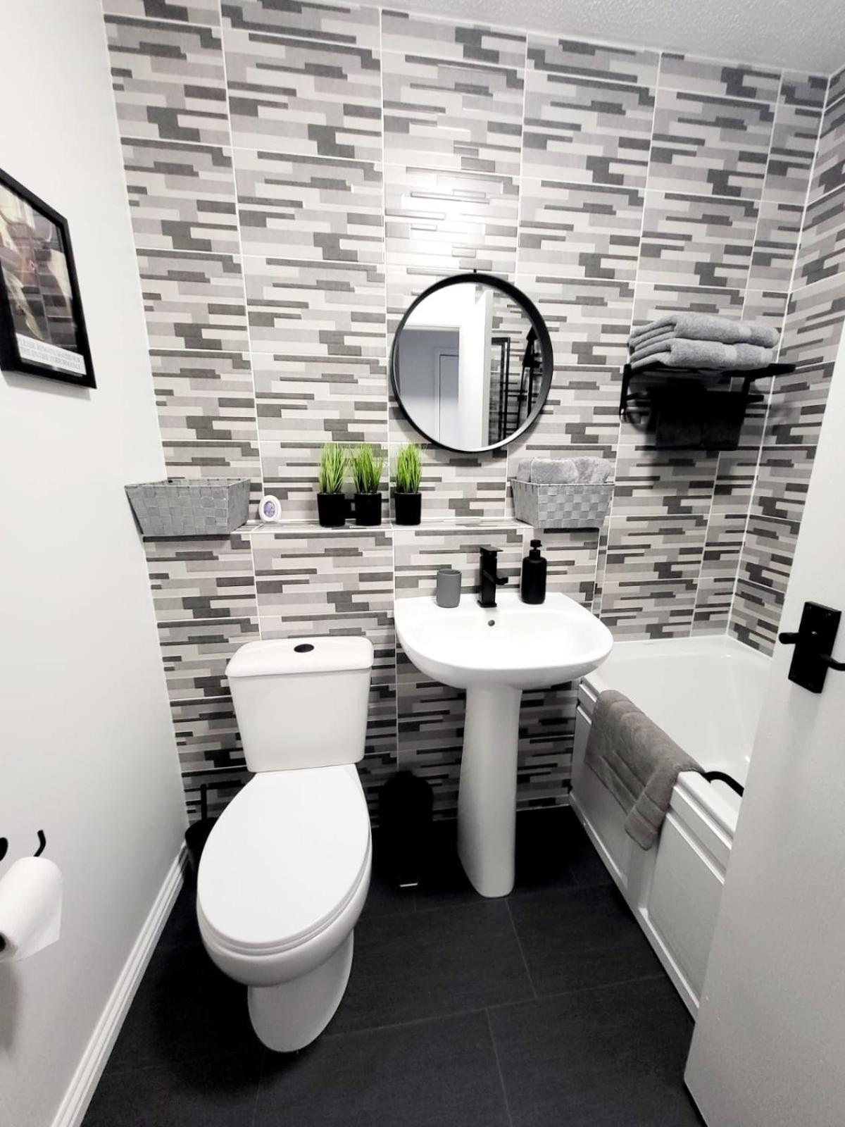 Stylish Home In Linlithgow With Free Parking Exterior photo